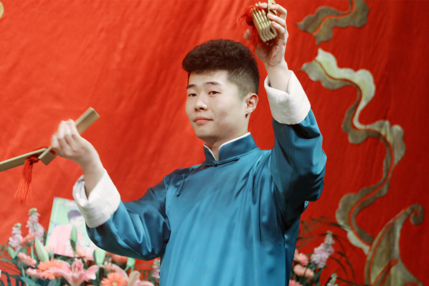 周九良原名周航,今年27岁,2009年进入德云艺术传习社学习相声,2013年