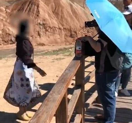 一名女游客不听劝，毁坏甘肃“丹霞地貌”景区：一个脚印60年！