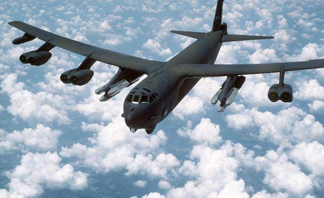 这次是来者不善,2架b52逼近东海油田上空,军方警告不会再惯着_轰炸机