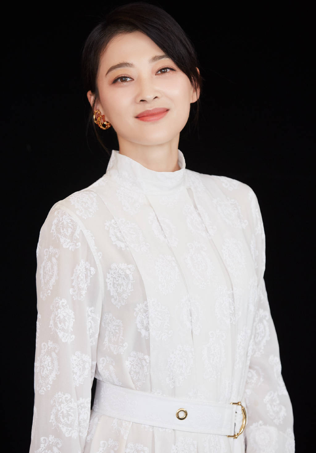 原创45岁的梅婷真抗老,穿白色衬衫搭配黑色宽松阔腿裤亮相,高贵减龄