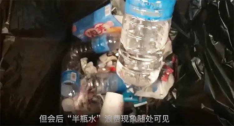 每年上千万瓶半瓶水被扔掉会桌上的浪费何时休