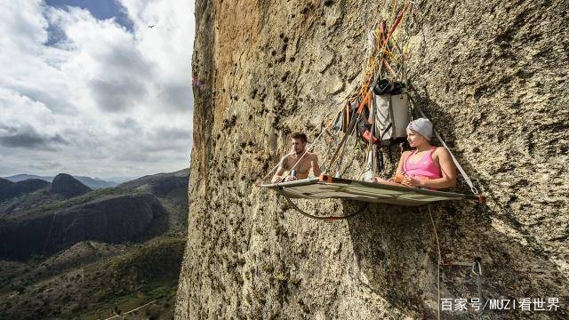 最危险的床位，挂在1000米的悬崖上，只靠小铁钉支撑着！