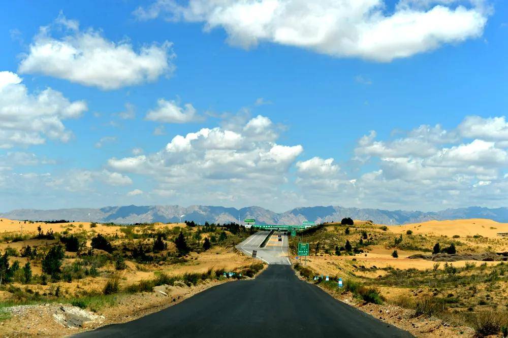中国第一条“穿沙公路”原来在鄂尔多斯境内！沙漠自驾首选！