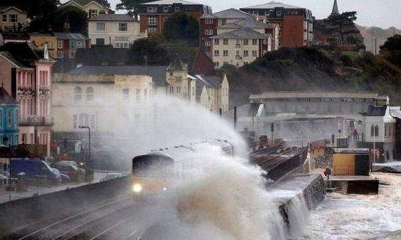 世界上最“恐怖”的火车，铁道边巨浪滔天，没关窗可能被“淹死”