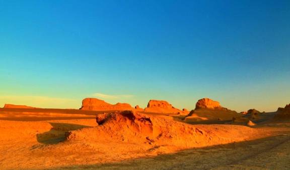 世界上唯一的沙漠世界遗产，沙地上遍布火山熔岩，水源全都不能喝