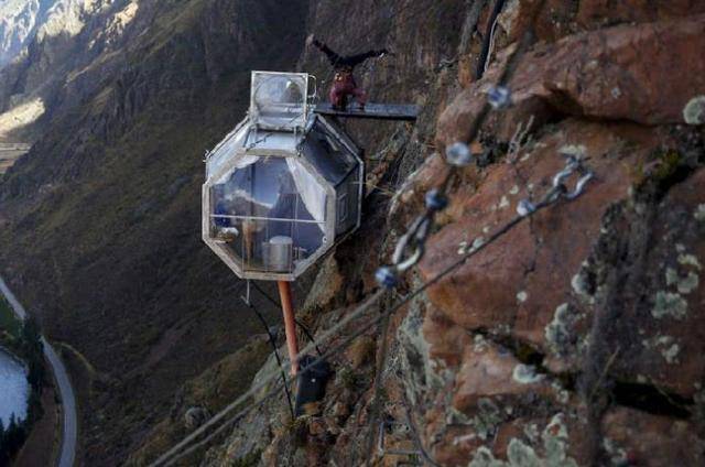 秘鲁一全透明酒店：如同胶囊一般挂在悬崖上，翻过身就能看到悬崖