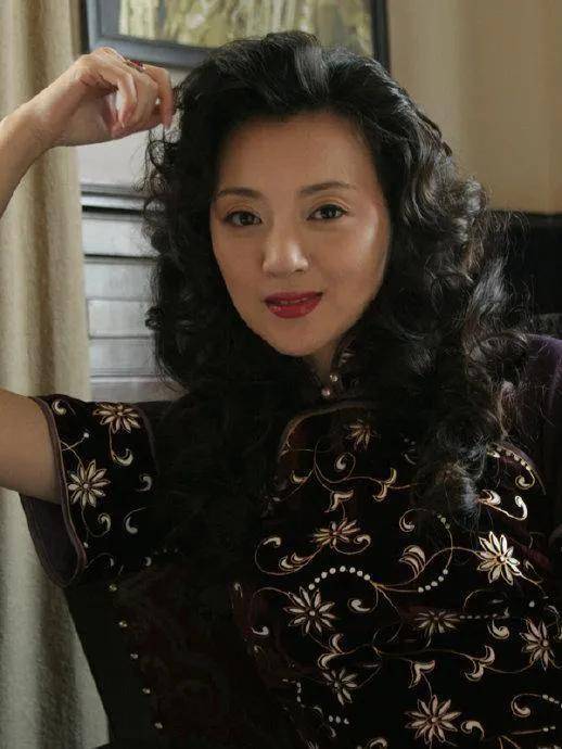 "春晚小品皇后"金玉婷,46岁穿旗袍风韵犹存,优雅知性落落大方