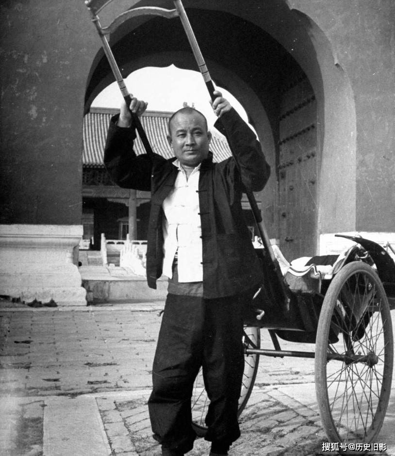1946年北平人力车夫,靠着微薄收入维持生活的群众