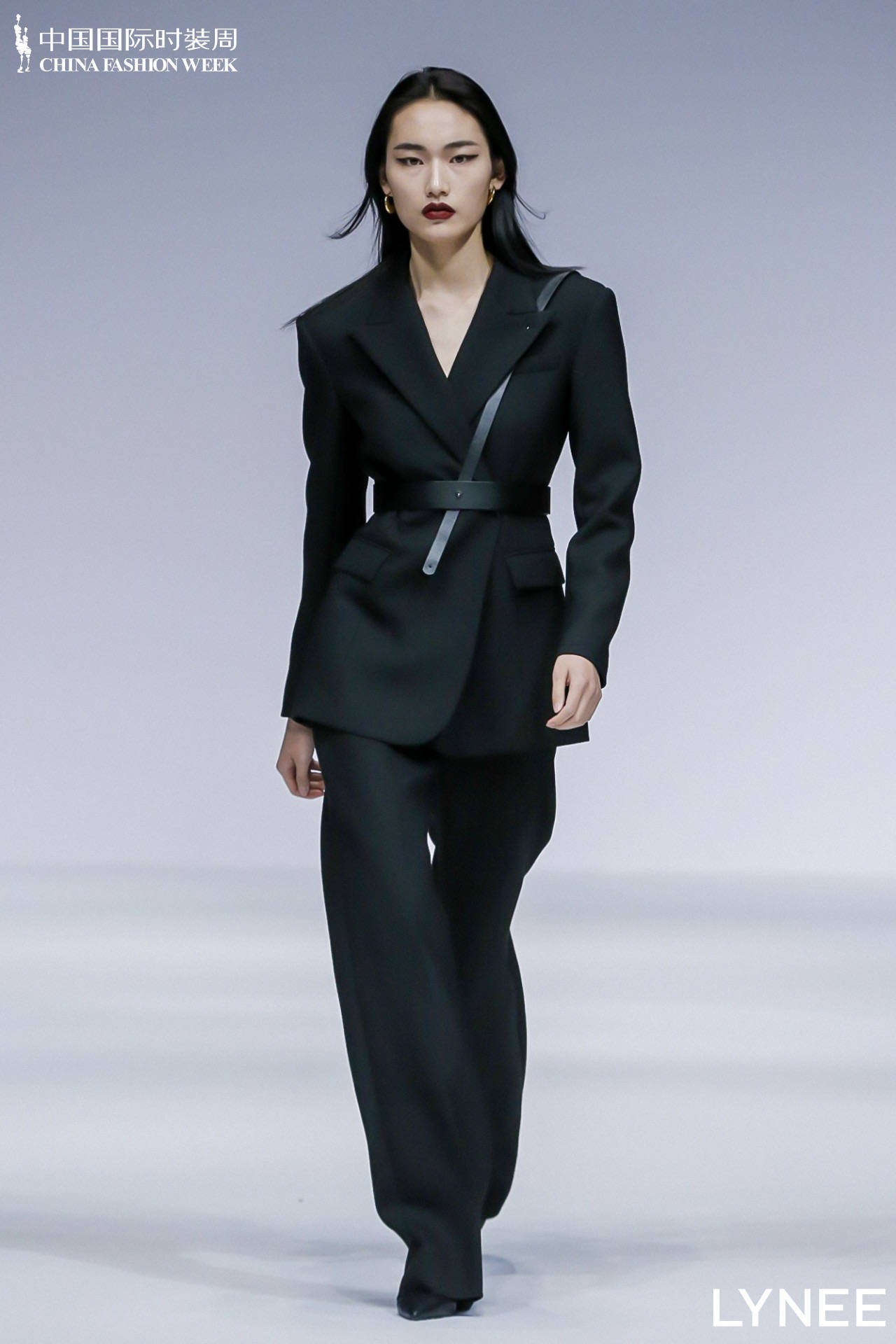 猫成为整个系列的气质关键词,在设计师李恩看来,猫的灵魂上印刻着女人