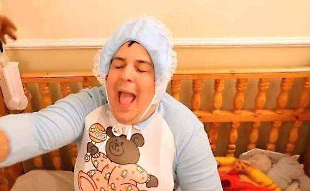 33岁美国男子坚称自己两岁穿纸尿裤用奶瓶妈妈担忧其未来