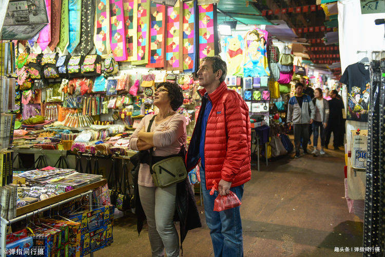 香港“最上镜”的老街，经常出现在“港片”中，夜晚更有看点！