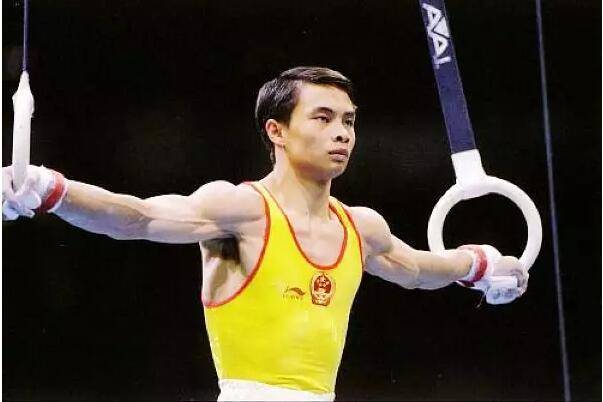 46岁体操王子身价上亿,退役后娶歌星娇妻,婚后多年膝下无子_李小双