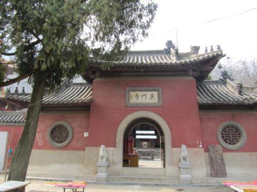 汉，唐时，为佛教胜地和文人雅士的集聚地，湖北省襄阳鹿门寺