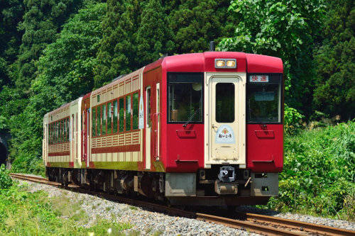 oykot号行进的饭山线途经千曲川(信浓川)的河畔,奔驰在山林,田野,民房