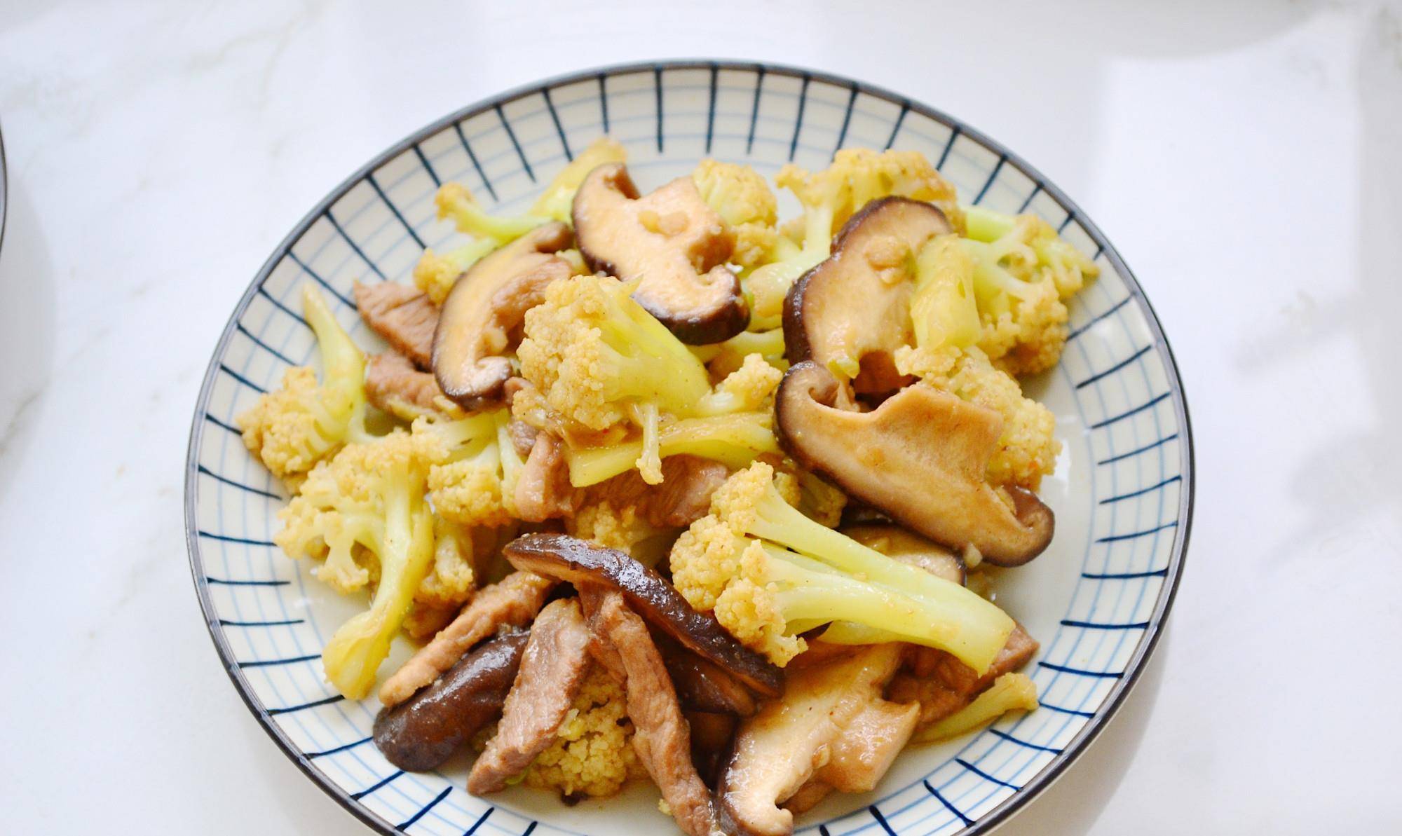早餐:菜花香菇炒肉丝,娃娃菜黑米卷,水煮蛋,小米红枣粥