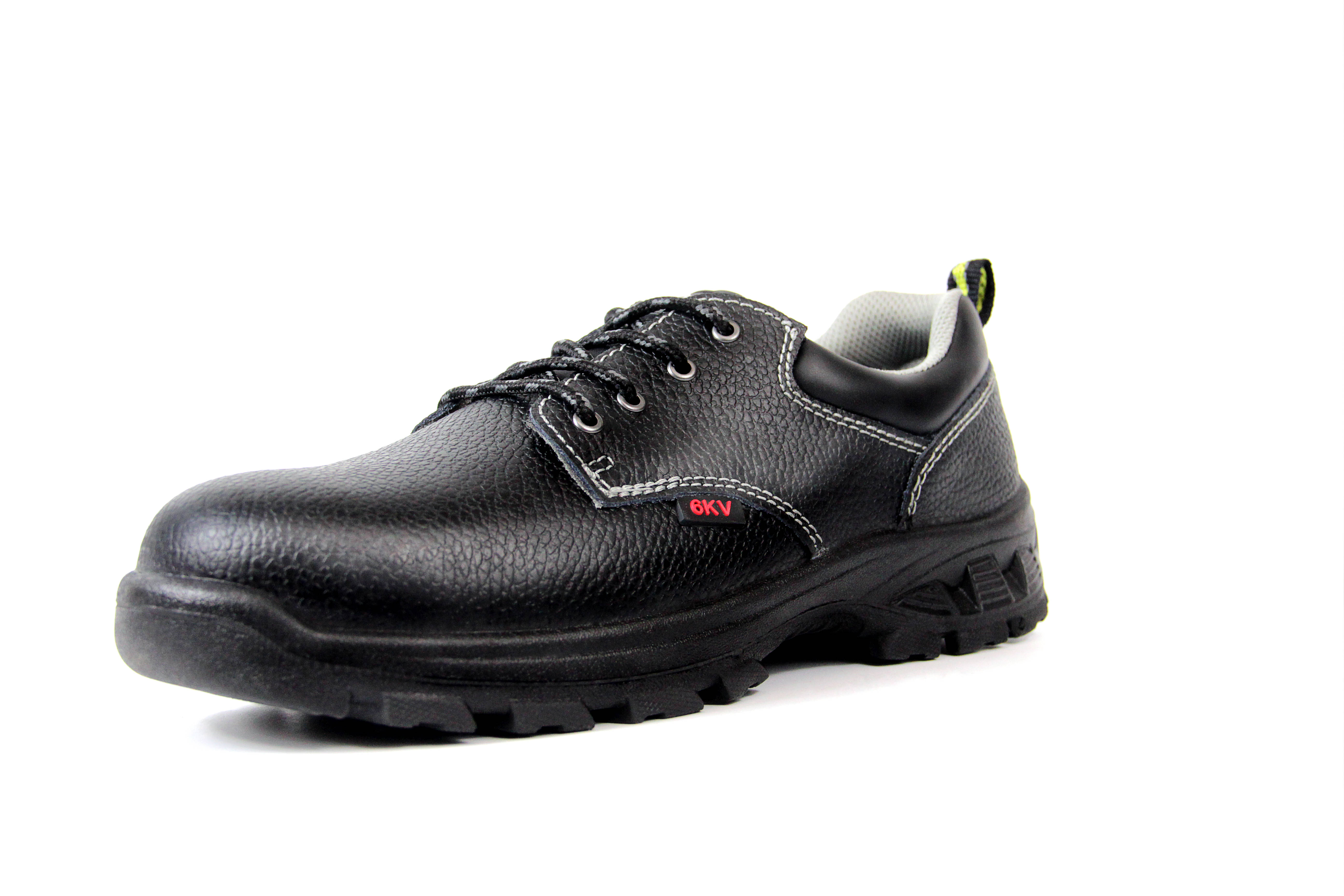 飞鹤工业购——汽车配件加工厂劳保鞋的穿用