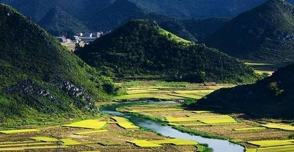 云南有个与世隔绝的村寨，四面峭壁山峦，唯一的入口需穿过水洞