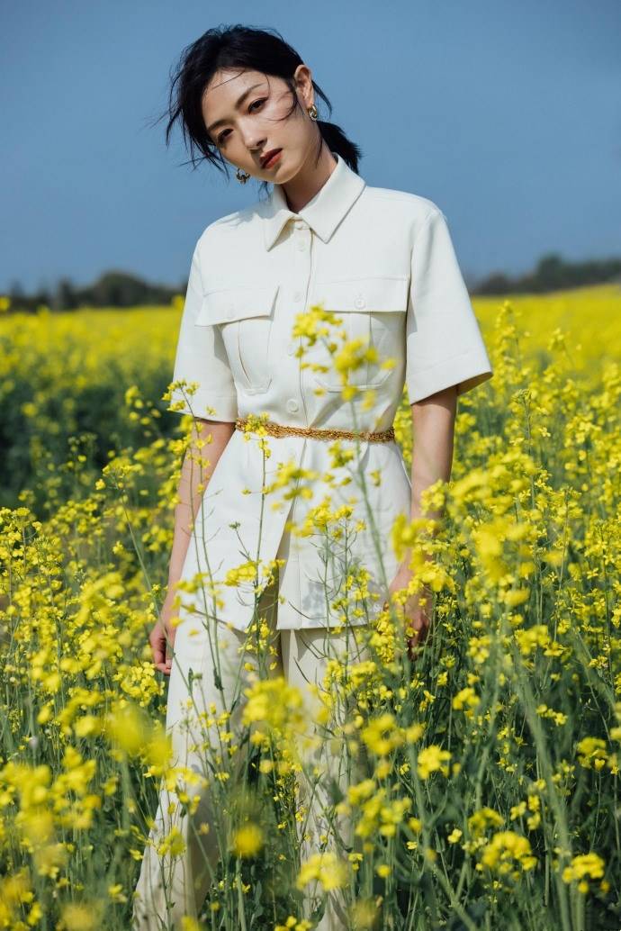 原创 万茜一身白色套装清新优雅,油菜花田里曼妙生姿,尽显春日美好