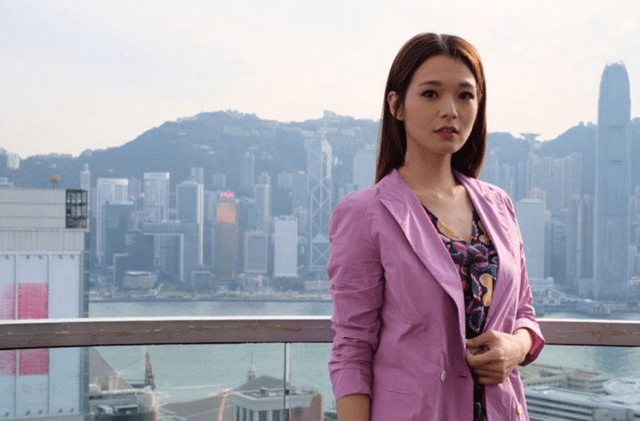 她被记者告知丈夫背叛自己后,不哭不闹,6个小时后直接官宣离婚_吕慧仪