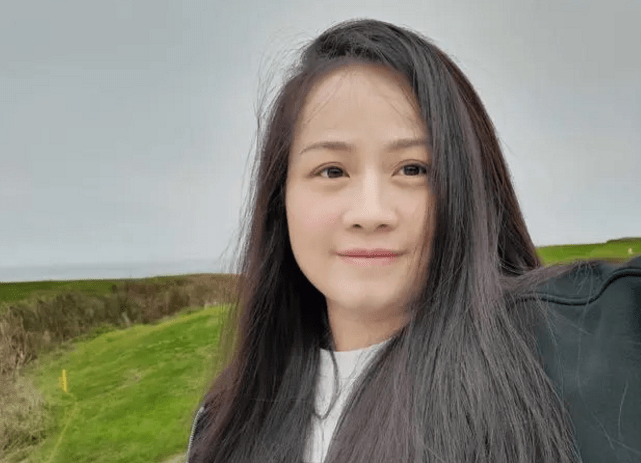 结婚周年纪念日,他在微博上写了一封手写信,希望他的妻子能尽快回家.