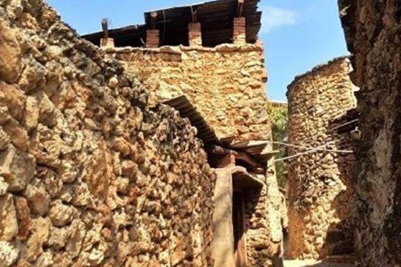 云南有个古老的村子，用3亿多年的化石做房子，墙体歪斜都不会倒
