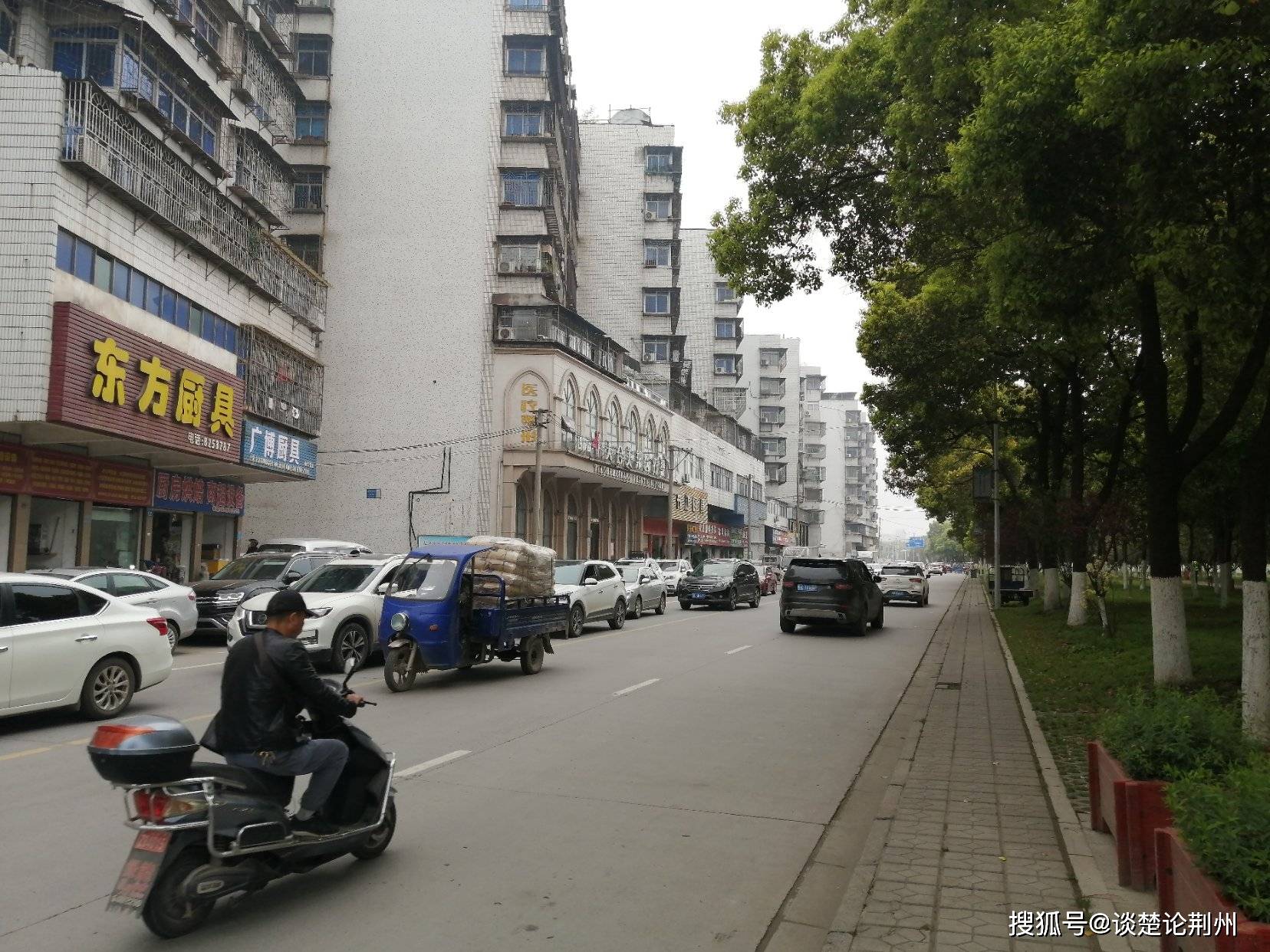原创仅1公里的堤顶公路封闭半个荆州城区拥堵打通荆江大道很关键