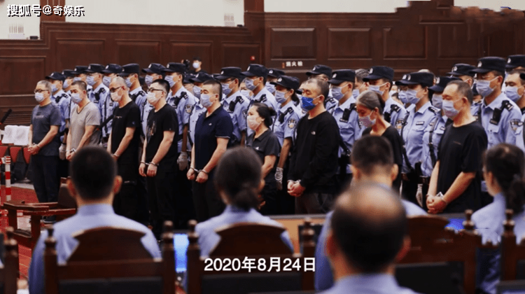 这集《治乱清源》披露的是哈尔滨市"黑恶电霸"李伟,李桐兄弟俩相互