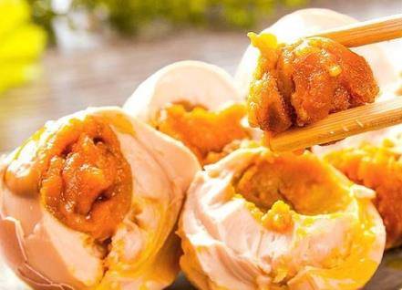 怎么腌咸鸡蛋油多好吃 267a000ec47a41d49b69e0452e24a3ab.jpeg