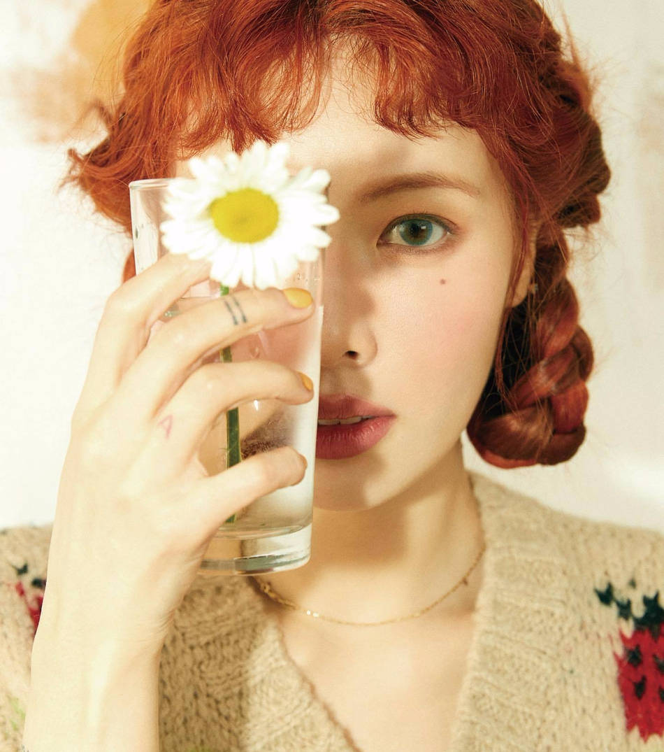 泫雅最新时尚大片曝光 红发搭配印花裙俏皮减龄