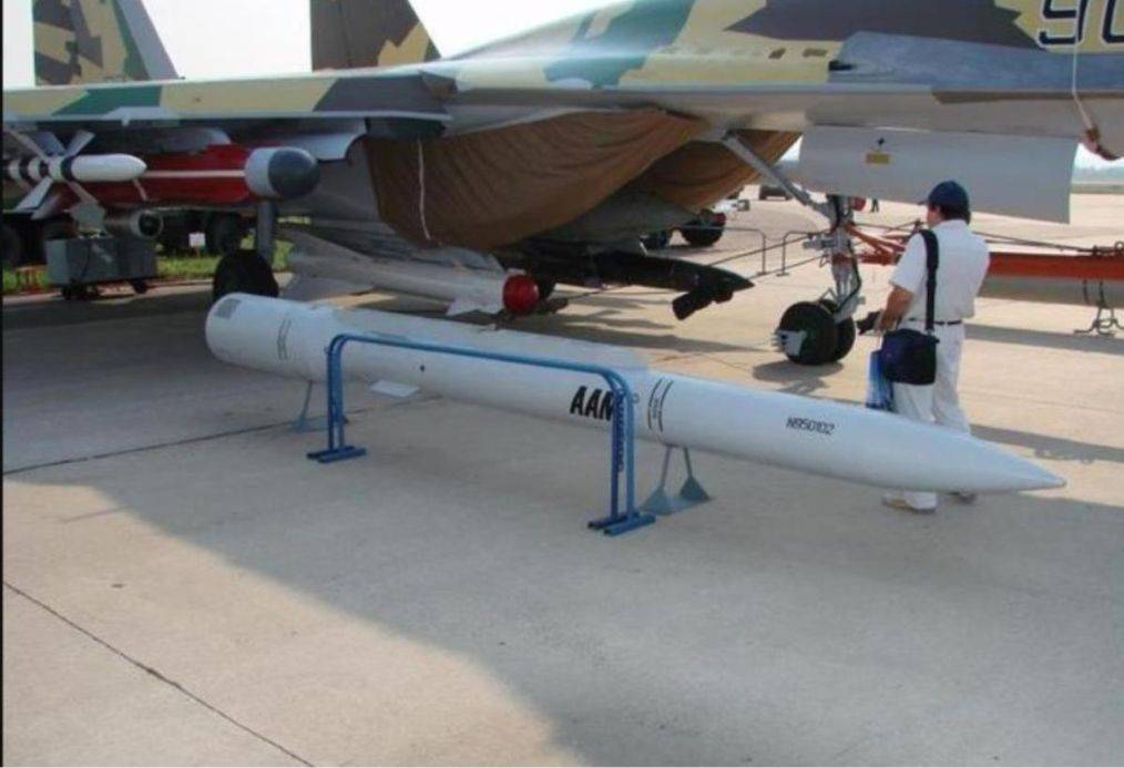 均使用内部弹舱携带空空导弹,只能在机身内挂载诸如霹雳-15或了aim