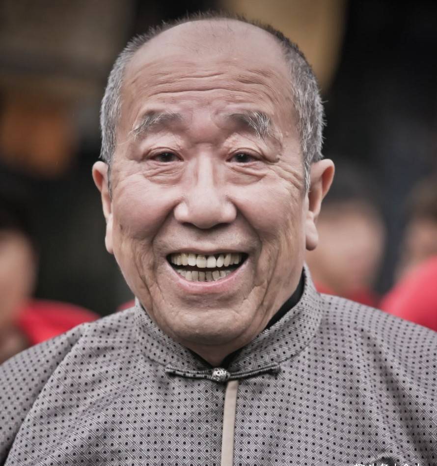 85岁雷恪生现身酒局消瘦明显,药瓶一直不离手,忧心食物被浪费