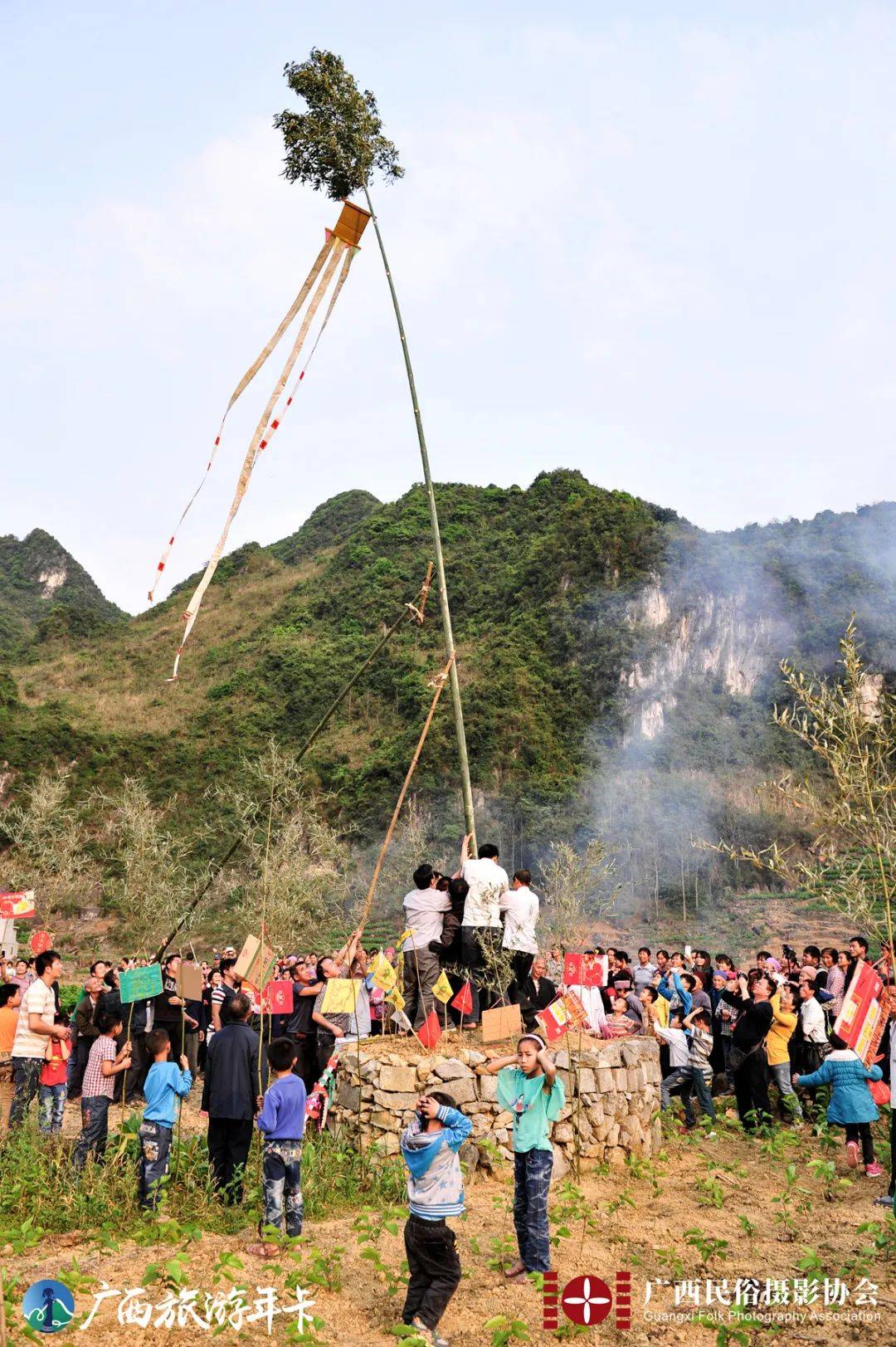 图 村民为"蚂53墓"竖立高幡,象征祭祀活动结束.