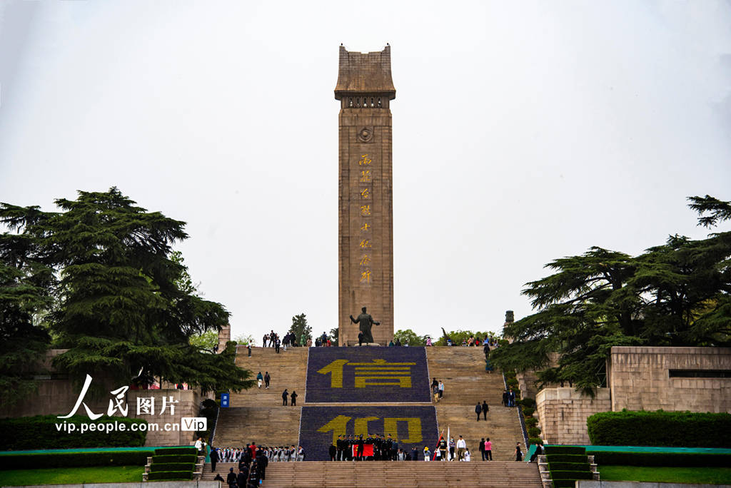 1/ 12 清明节临近,南京雨花台烈士陵园工作人员在革命烈士纪念碑前的