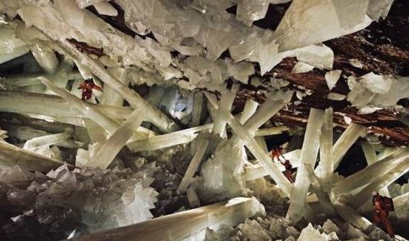 全球最大的水晶洞穴：温度常年在58°C左右，洞内的景色如梦似幻