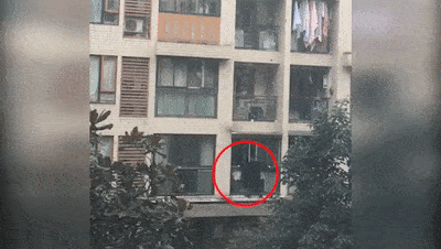 男子白天爬楼翻窗入室,对面楼大爷正好在阳台玩手机!于是
