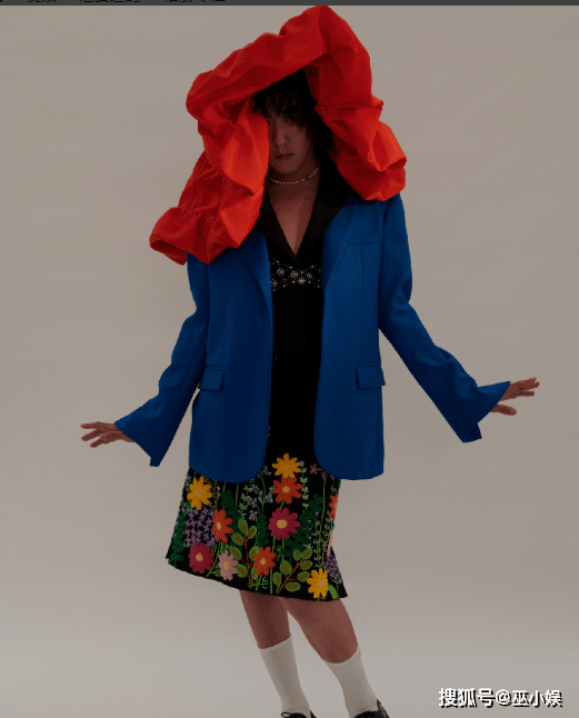 原创姜思达奇葩女装扮相紫色吊带配粉色蕾丝袜与王菊比美毫不逊色