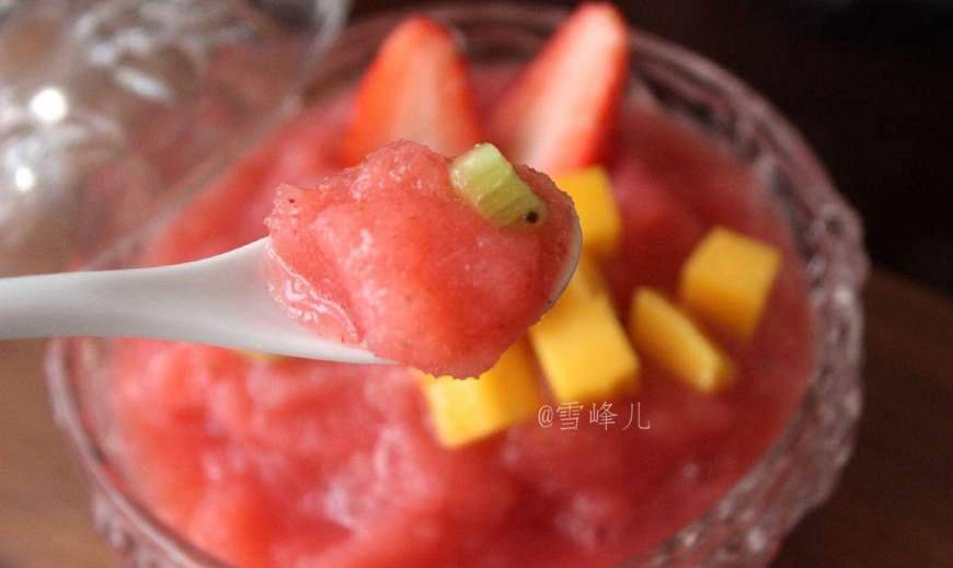 怎么做水果冰沙最简单 53f045606cef41719b27572bb90e97e8.jpeg