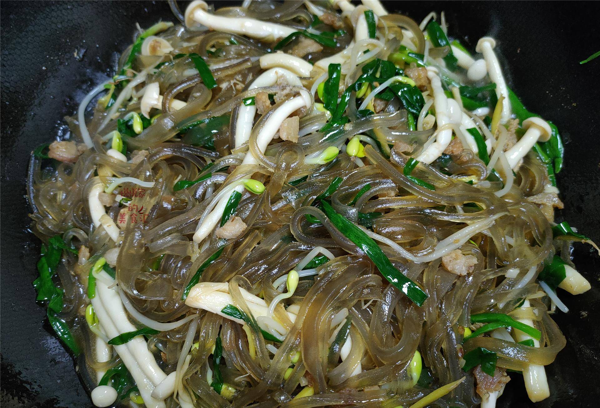 春天记得多吃这菜,2元一斤营养足,简单一炒爽口解腻,特脆嫩!_韭菜