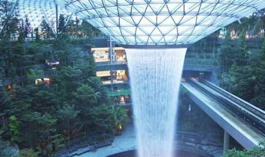 全球最土豪的机场，建造40米瀑布，斥巨资打造空中花园