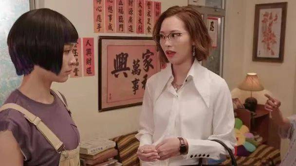 问题女星耍心机重获公司力捧，假意分手实则为骗取公司全方位资源