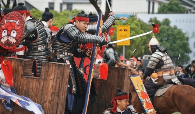 鐵浮屠和柺子馬驚現西塘,在場觀眾盡情感受重騎兵風采 | 微頭條