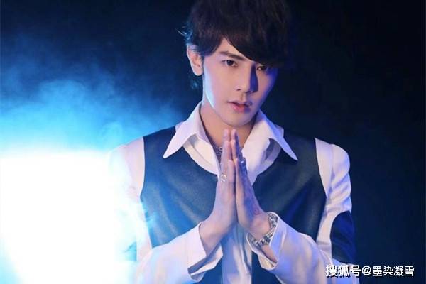 汪东城晒拥吻照公开恋情?粉丝觉得是愚人节开的玩笑,我看未必.