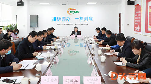 王学刚走进市12345政务服务热线大厅现场接听市民热线