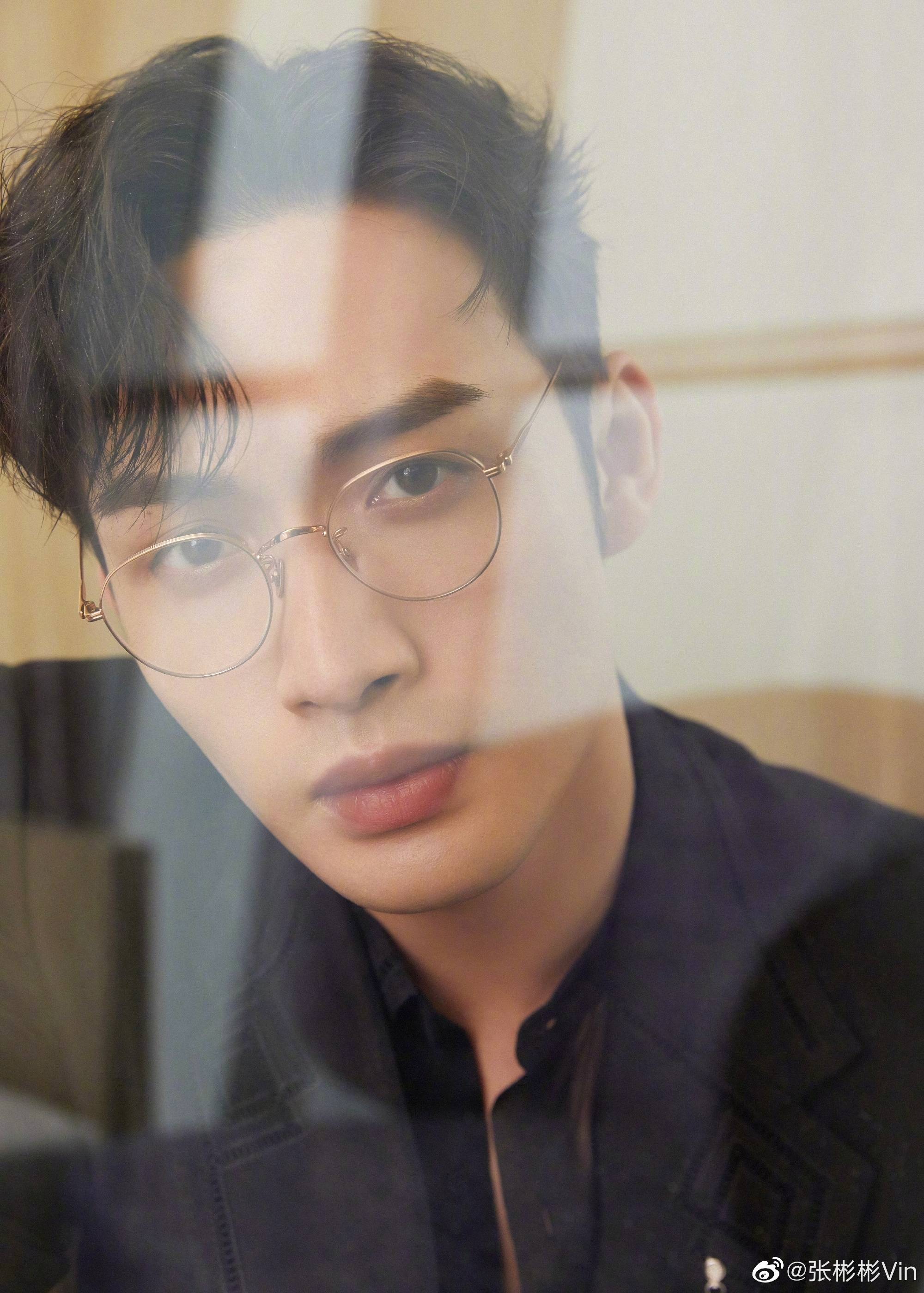 张彬彬发文眼镜杀出没