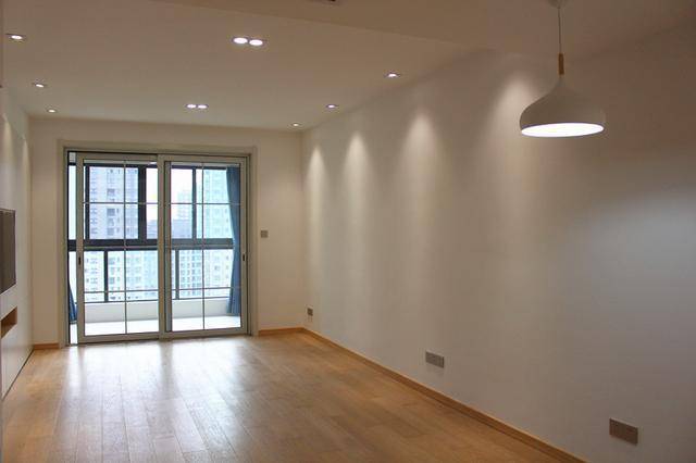 新房硬装刚结束 全屋上百个柜子只花了5万 邻居说便宜得夸张 客厅