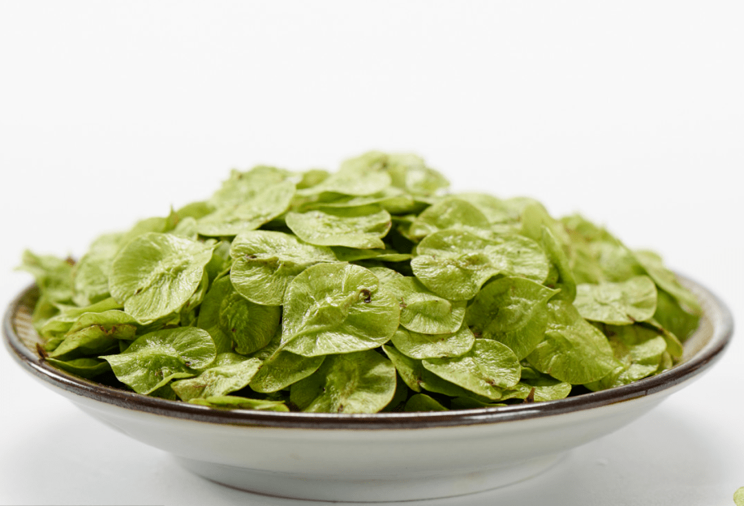 就不再适合吃了,这时候它会落下,飘到各处去繁衍后代,榆树通过让果子