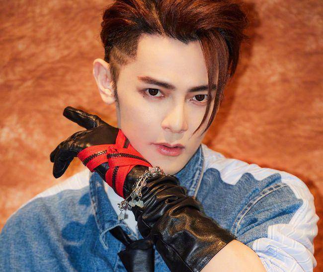 愚人节公开恋情,汪东城再晒与女友拥吻照,这不会是真吧?