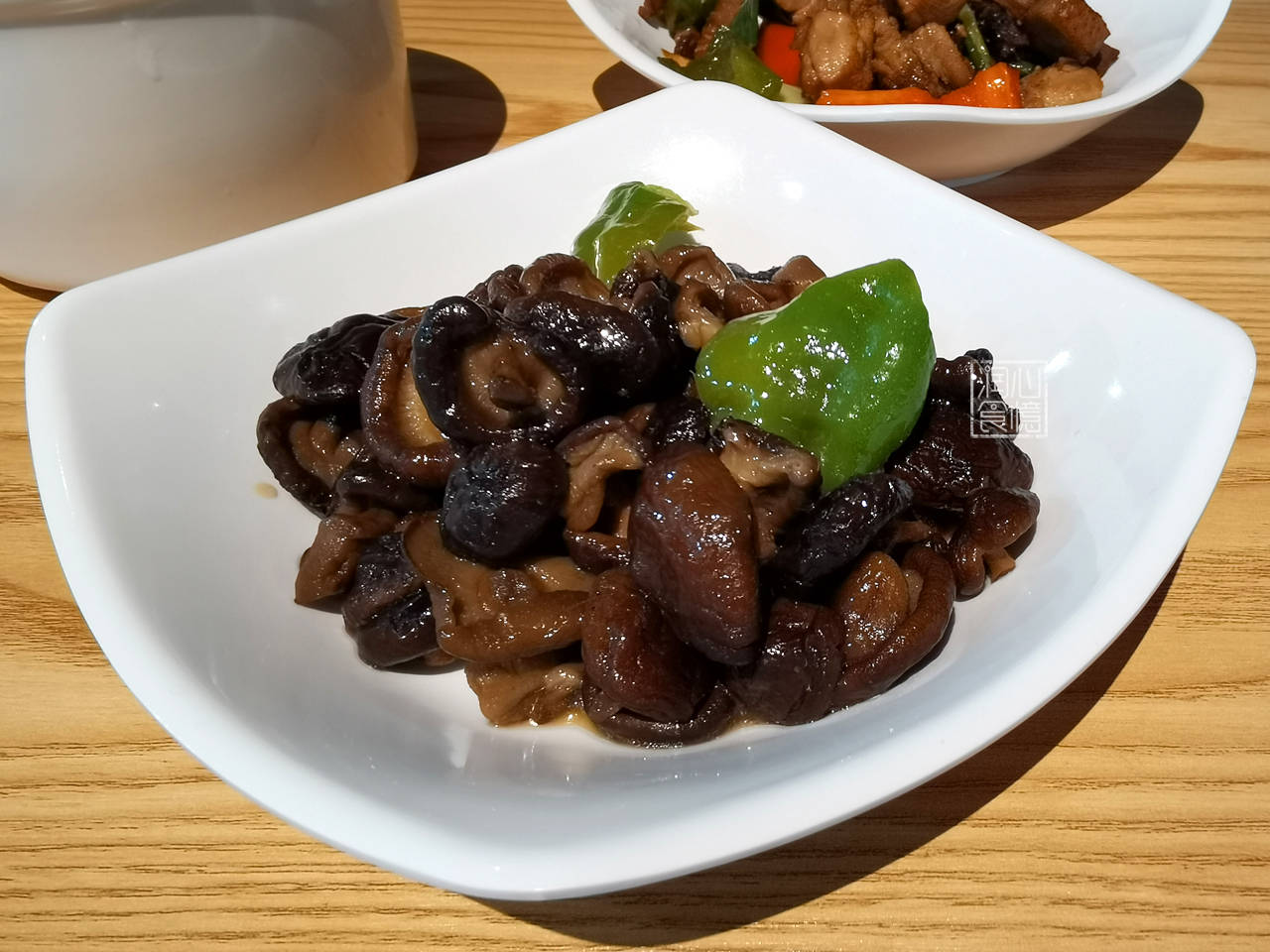 中午和老爸吃快餐,4小盘菜加一份炖罐花了62元,老爸:贵得离谱_笋干