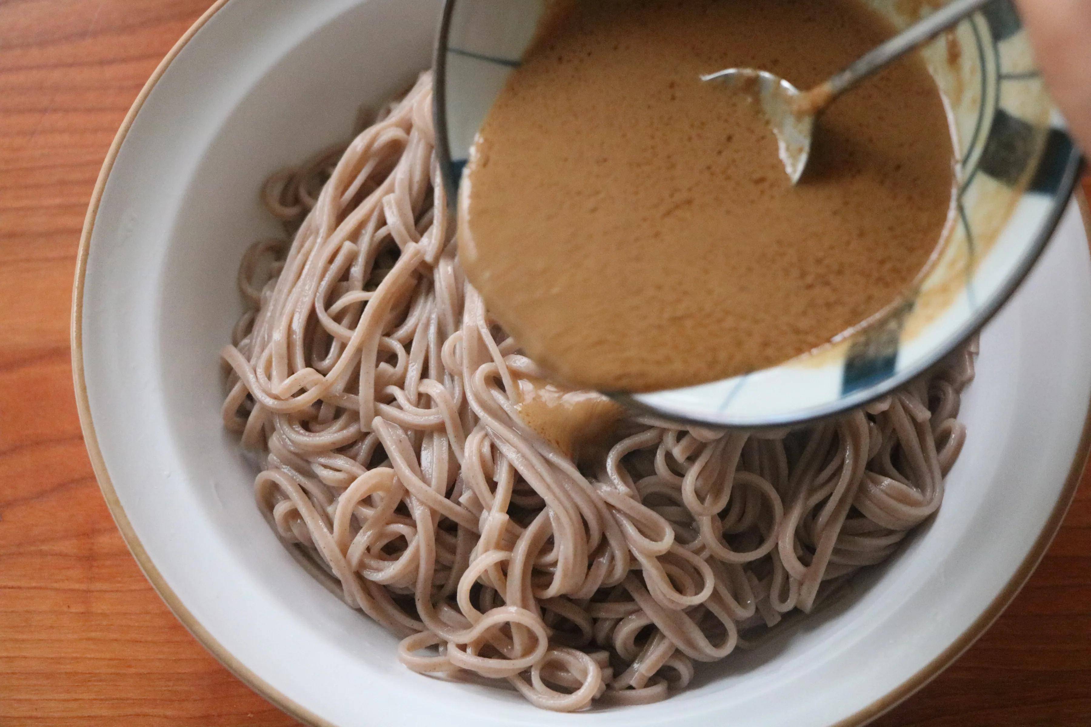 原创寒食节记得吃这碗面简单一拌味道浓郁又好吃一人一碗吃不够