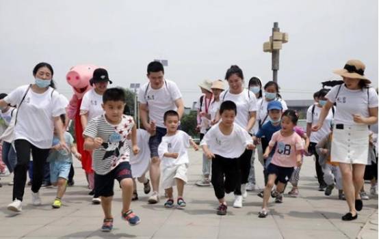 百人跑团相约楼观！“踏青赏春”亲子助跑 活动鸣枪开跑